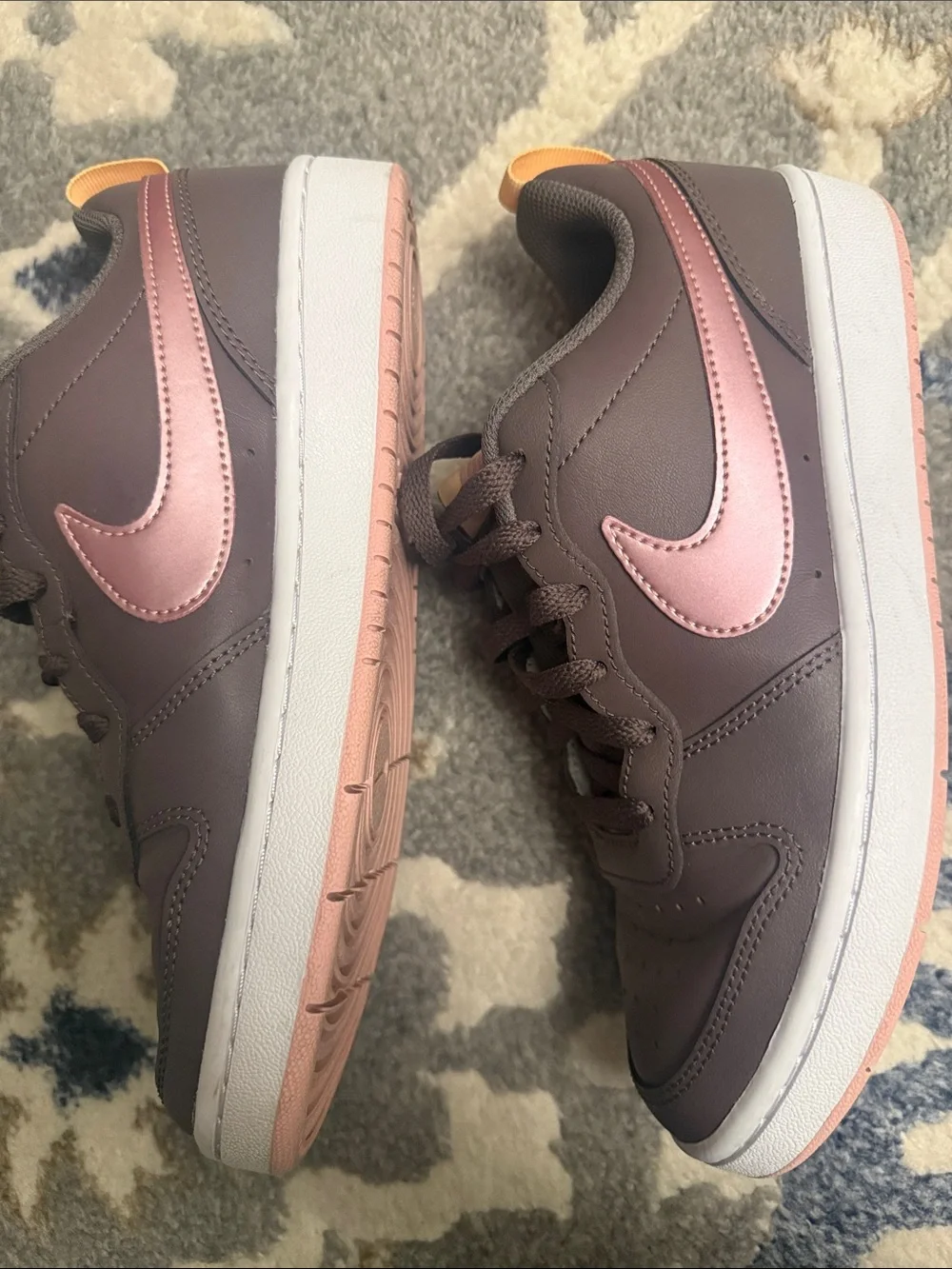 Nike Brown Low-Top Sneakers with Pink Accents, big kids 6.5